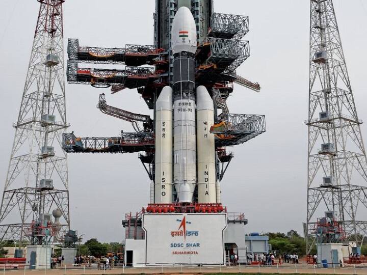 Chandrayaan-2 all set for 3.84 lakh km voyage भारत के दूसरे मिशन चंद्रयान-2 की उलटी गिनती शुरू, कल सुबह 2 बजकर 51 मिनट पर होगा प्रक्षेपण