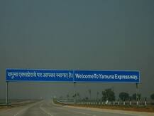 यूपी: यमुना एक्सप्रेस-वे पर भीषण हादसा में 4 की मौत, 25 फीट ऊंचाई से रेलिंग तोड़कर नीचे गिरी कार