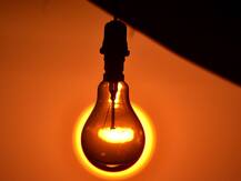 यूपी वासियों पर महंगी बिजली की मार, विपक्ष के निशाने पर योगी सरकार