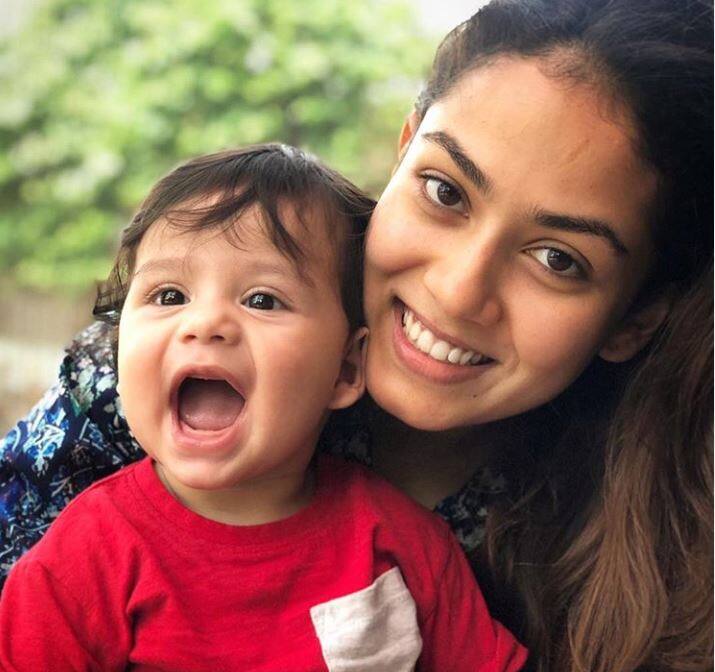 शाहिद कपूर की पत्नी मीरा राजपूत अपने बेटे के साथ. दोनों तस्वीर के लिए पोज दे रहे हैं. ये तस्वीर बेहद ही खूबसूरत है. 
