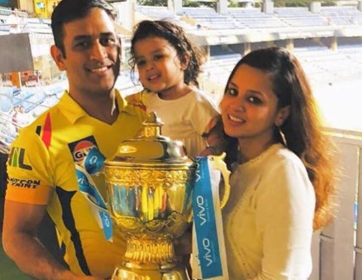 भारतीय टीम के पूर्व कप्तान महेंद्र सिंह धोनी की बेटी जीवा बेहद क्यूट हैं. धोनी ने हाल ही में अपनी बेटी से अपने जन्मदिन पर केक कटवाया था.