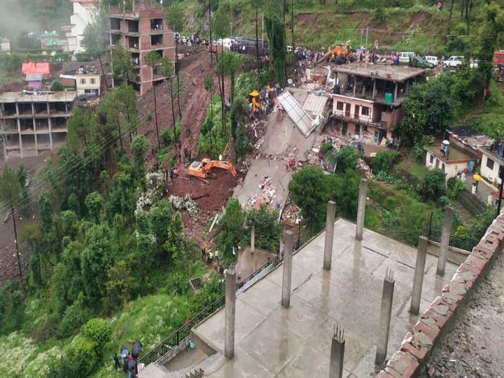 Himachal Pradesh building collapsed in Kumarhatti rescue operations continue हिमाचल प्रदेश के सोलन में बहुमंजिला इमारत ढही, 30 से अधिक लोगों के मलबे में फंसे होने की आशंका