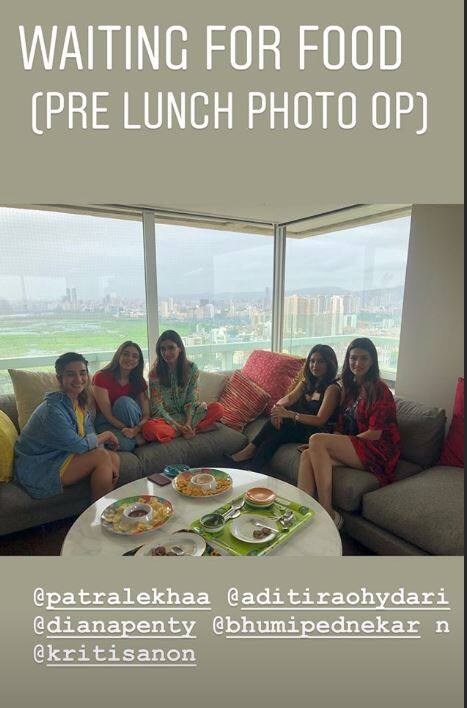 ये तस्वीर उस वक्त की है जब ये सितारे लंच का इंतजार कर रहे थे. इस तस्वीर में आप पत्रलेखा, अदिति, भूमि और, डायना और कृति सैनन को देख सकते हैं.