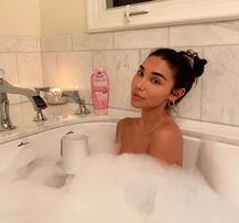 अमेरिकी मॉडल चैंटल ने पोस्ट की बाथरूम सेल्फी, देखें तस्वीरें