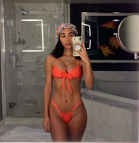 अमेरिकी मॉडल और म्यूजिक प्रोड्यूसर चैंटल जेफ्रीज ने हाल ही में बाथरूम सेल्फी इंस्टाग्राम पर पोस्ट की है. सभी फोटोः इंस्टाग्राम