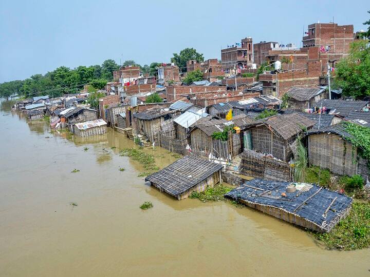 Bihar flood Death toll rose to 127 Nitish kumar said Will seek financial help from Centre बिहार: बाढ़ से मरने वालों की संख्या बढ़कर 127 हुई, नीतीश बोले- नुकसान के लिए केंद्र से मांगेंगे वित्तीय मदद