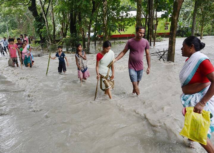 पड़ोसी देश नेपाल में मूसलाधार बारिश के बाद राज्य के 12 जिलों में आई बाढ़ की वजह से 25.66 लाख लोग प्रभावित हैं.