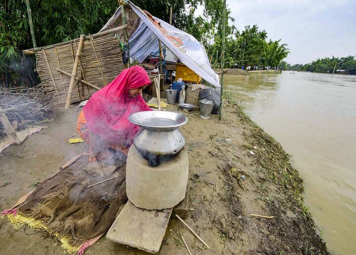 राष्ट्रीय आपदा मोचन बल (एनडीआरएफ) की 119 टीमों को असम और बिहार समेत बाढ़ प्रभावित इलाकों में तैनात किया गया है.