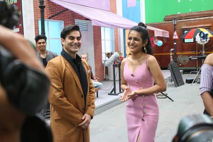 इस फिल्म में अरबाज खान भी नज़र आएंगे. कल शूटिंग के सेट पर अरबाज और प्रिया प्रकाश को स्पॉट किया गया.