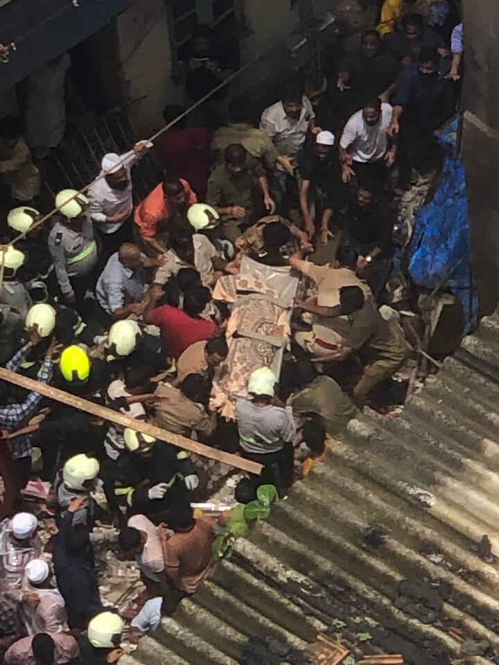 मुंबई के डोंगरी में 4 मंजिला पुरानी बिल्डिंग गिरी.
