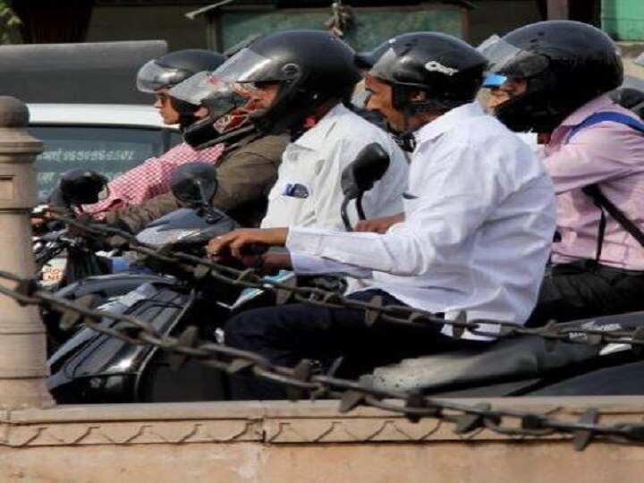 Riding Two Wheelers Without Helmet Now Punishable For Anyone Over 4 Years of Age in Karnataka चार साल से बड़े बच्चों के लिए भी हेलमेट अनिवार्य, नहीं पहनने पर सस्पेंड हो जाएगा ड्राइविंग लाइसेंस
