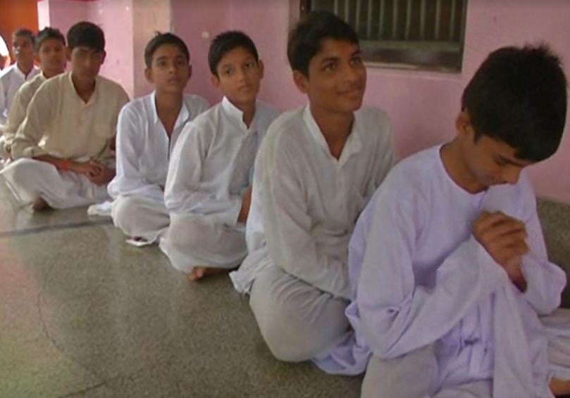 गोरखपुर: इंग्लिश मीडियम से इतर यहां गुरुकुल पद्धति से होती है पढ़ाई, दाखिले के लिए लगती है बच्‍चों की लंबी कतार