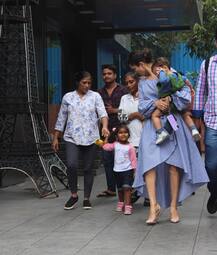 Spotted: तीनों बच्चों के साथ नज़र आईं सनी लियोनी, एयरपोर्ट पर मां के साथ दिखा आलिया का स्वैग, देखें तस्वीरें