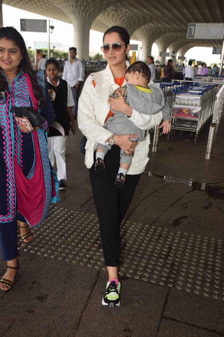 टेनिस प्लेयर सानिया मिर्जा भी आज अपने बेटे के साथ एयरपोर्ट पर स्पॉट की गईं.