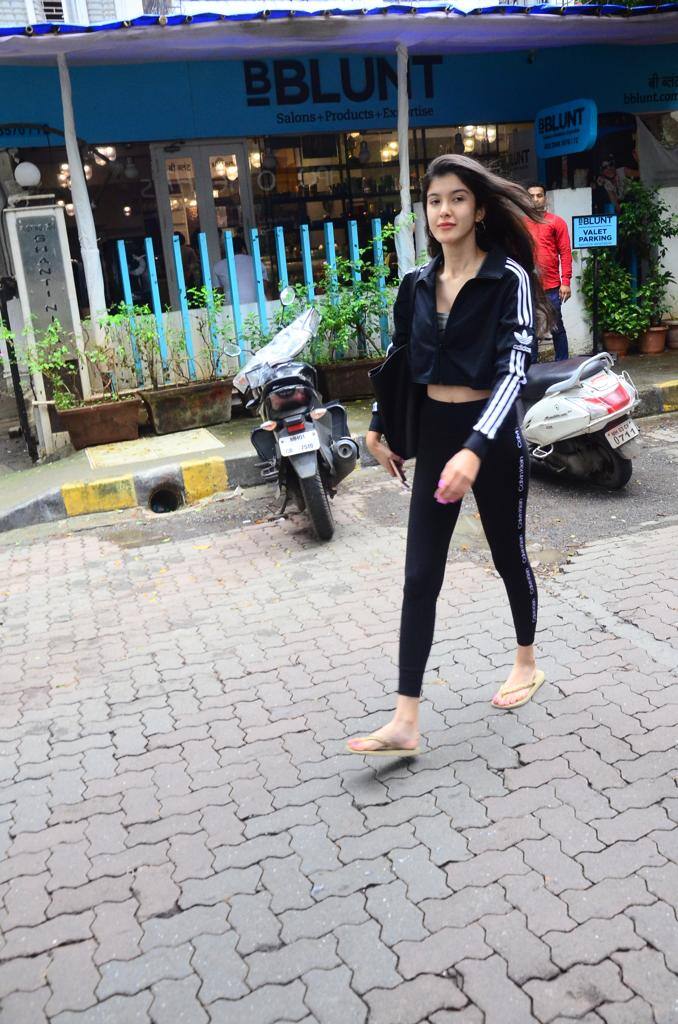 संजय कपूर की बेटी शनाया कपूर भी आज मुंबई में दिखीं. ऐसी खबरें हैं कि शनाया जल्द ही बॉलीवुड में डेब्यू करने वाली हैं.