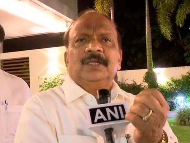 IMA पोंजी मामला: कई घंटे की पूछताछ के बाद SIT हिरासत से रिहा किए गए कांग्रेस के बागी रोशन बेग Karnataka Congress MLA Roshan Baig released from SIT custody IMA पोंजी मामला: कई घंटे की पूछताछ के बाद SIT हिरासत से रिहा किए गए कांग्रेस के बागी रोशन बेग