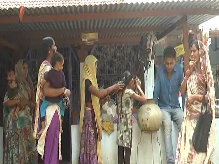 Gujarat Unmarried girls are Ban from Using Mobile Phones In Banaskantha गुजरात: लड़कियों के मोबाइल रखने पर ठाकोर समुदाय ने लगाया बैन, भागकर शादी करने पर परिवार को भरना होगा दंड
