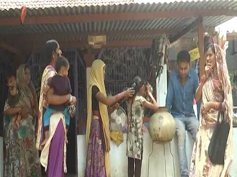 गुजरात: लड़कियों के मोबाइल रखने पर ठाकोर समुदाय ने लगाया बैन, भागकर शादी करने पर परिवार को भरना होगा दंड गुजरात: लड़कियों के मोबाइल रखने पर ठाकोर समुदाय ने लगाया बैन, भागकर शादी करने पर परिवार को भरना होगा दंड