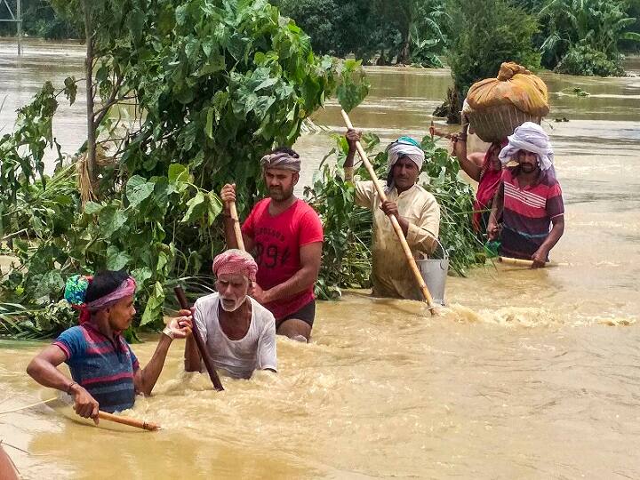 बाढ़ की ये तस्वीर बिहार के मधुबनी जिले की है. सोमवार को मुख्यमंत्री नीतीश ने मधुबनी जिले के झंझारपुर, नरूवार, जयनगर और रीगा इलाके का हवाई सर्वेक्षण किया था और हालात का जायजा लिया था. इसके साथ ही उन्होंने अधिकारियों को अहम निर्देश भी दिए थे.
