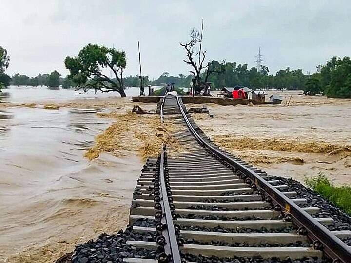 ये तस्वीर बिहार के मधुबनी जिले की है, जहां बाढ़ के पानी ने रेलवे ट्रक को काफी नुकसान पहुंचाया है.