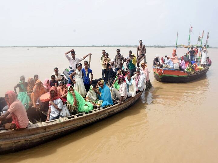 पटना के दानापुर की ये तस्वीर है जिसमें बाढ़ की वजह से लोग नाव पर सवार होकर दूसरे जगह जा रहे हैं. सड़कों को बाढ़ के पानी ने बुरी तरह से अपनी चपेट में लिया हुआ है. 