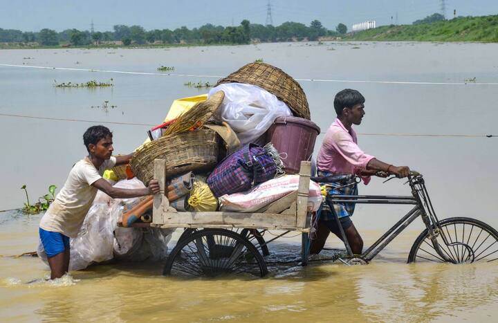 बिहार के मुजफ्फरपुर इलाके में गांव वाले अपने सामान को बाढ़ वाले इलाके से किसी सुरक्षित स्थान की ओर ले जाते देखे गए.