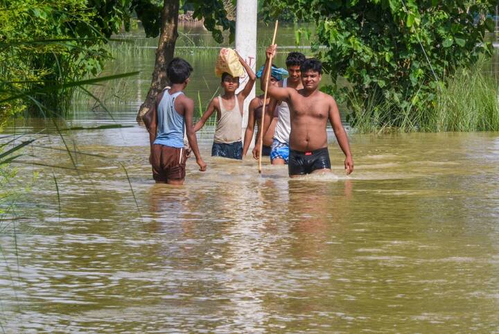 बिहार के चंपारण से ये तस्वीर आई है जिसमें पूर्वी चंपारण के मोतिहारी ब्लॉक में पानी भरने के कारण गांव वाले किसी सुरक्षित स्थान की ओर जा रहे हैं.