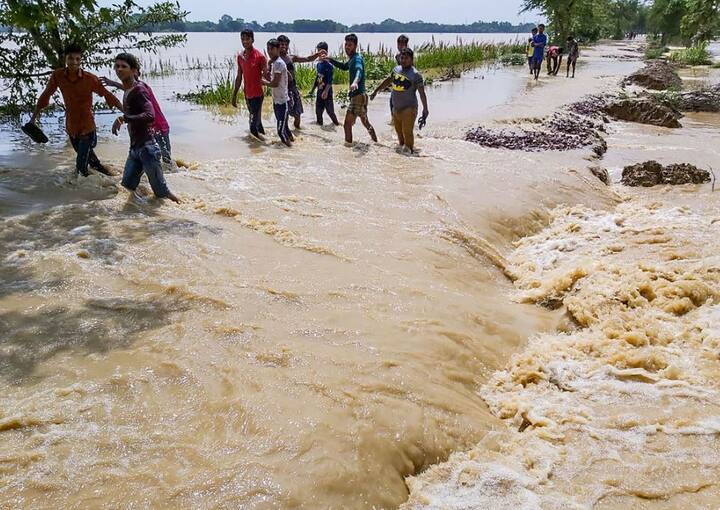 बिहार के ही मधुबनी से ये तस्वीर सामने आई है जिसमें बाढ़ के पानी के बाद सड़के जलमग्न हो गईं और लोगों को पानी के ऊपर से एक जगह से दूसरी जगह जाना पड़ा. बिहार में अब तक बाढ़ के कारण मरने वालों की संख्या बढ़कर 25 तक जा पहुंची है और करीब 25 लाख से ज्यादा लोग बाढ़ से प्रभावित बताए जा रहे हैं.
