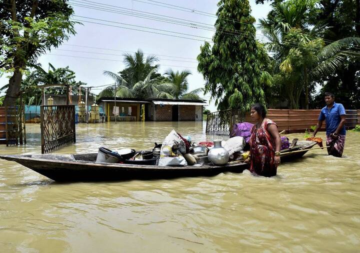 असम के कामरूप जिले के हातिशिला में बाढ़ के कारण जनजीवन अस्त-व्यस्त है और यहां लोग नावों के जरिए अपने घरों का सामान एक जगह से दूसरी जगह ले जाने के लिए मजबूर हैं.