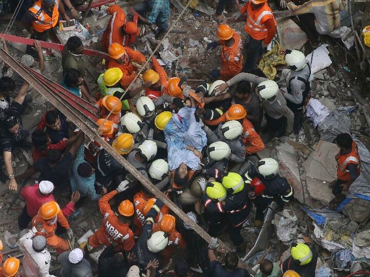 बेसुध हालत में एक महिला को भी मलबे से निकाला गया जिसे कपड़े से बने अस्थाई स्ट्रेचर पर ले जाया गया. घटनास्थल पर दिल दहलाने वाले दृश्य है जहां लापता लोगों के परिजन अपने प्रियजनों के जिंदा होने की चाह के साथ किसी अच्छी खबर के इंतजार में डटे हुए हैं.