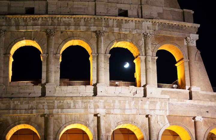 इटली में भी कुछ ऐसा दिखा चंद्र ग्रहण का नजारा.