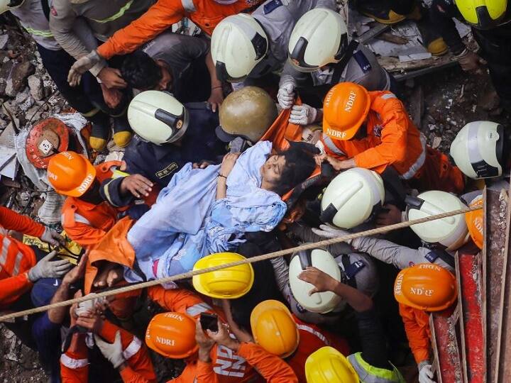मुंबई: डोंगरी बिल्डिंग हादसे में अबतक 13 की मौत, कई लोगों के अब भी फंसे होने की आशंका 12 killed in Mumbai building collapse, many still trapped मुंबई: डोंगरी बिल्डिंग हादसे में अबतक 13 की मौत, कई लोगों के अब भी फंसे होने की आशंका
