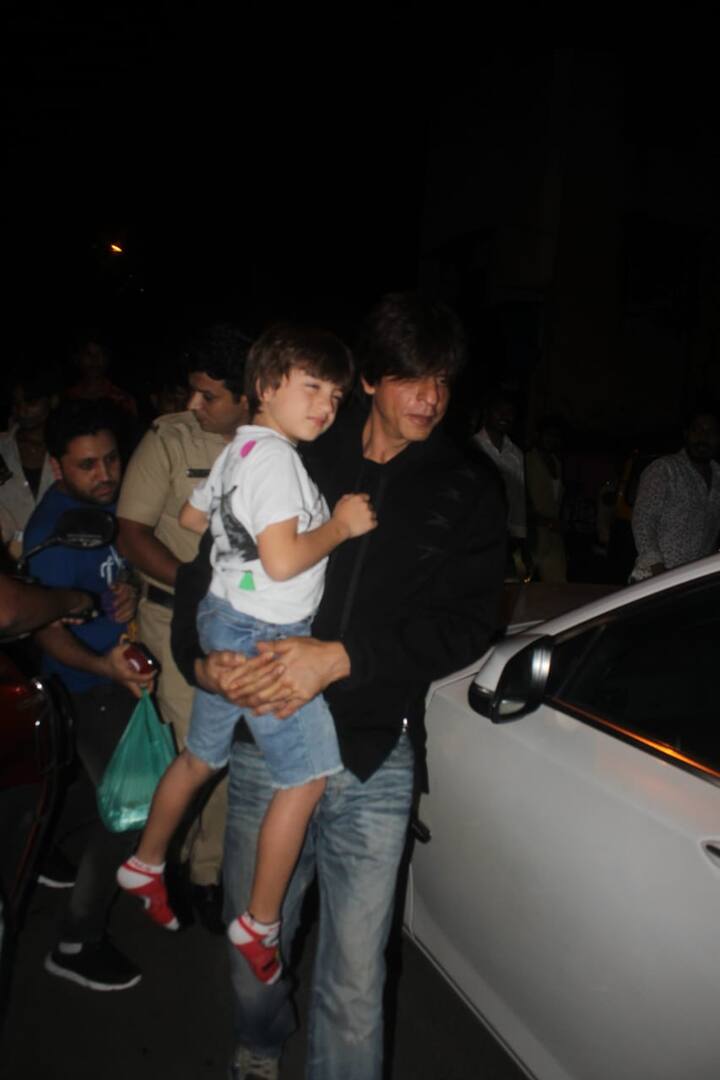 तस्वीरें देखकर तो यही लग रहा है कि पैपराजी के क्लिक से अबराम थोड़े असहज दिखे.