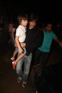 \'द लॉयन किंग\' की रिलीज से पहले तीनों बच्चों और पत्नी गौरी के साथ डिनर पर निकले शाहरुख खान, देखें तस्वीरें