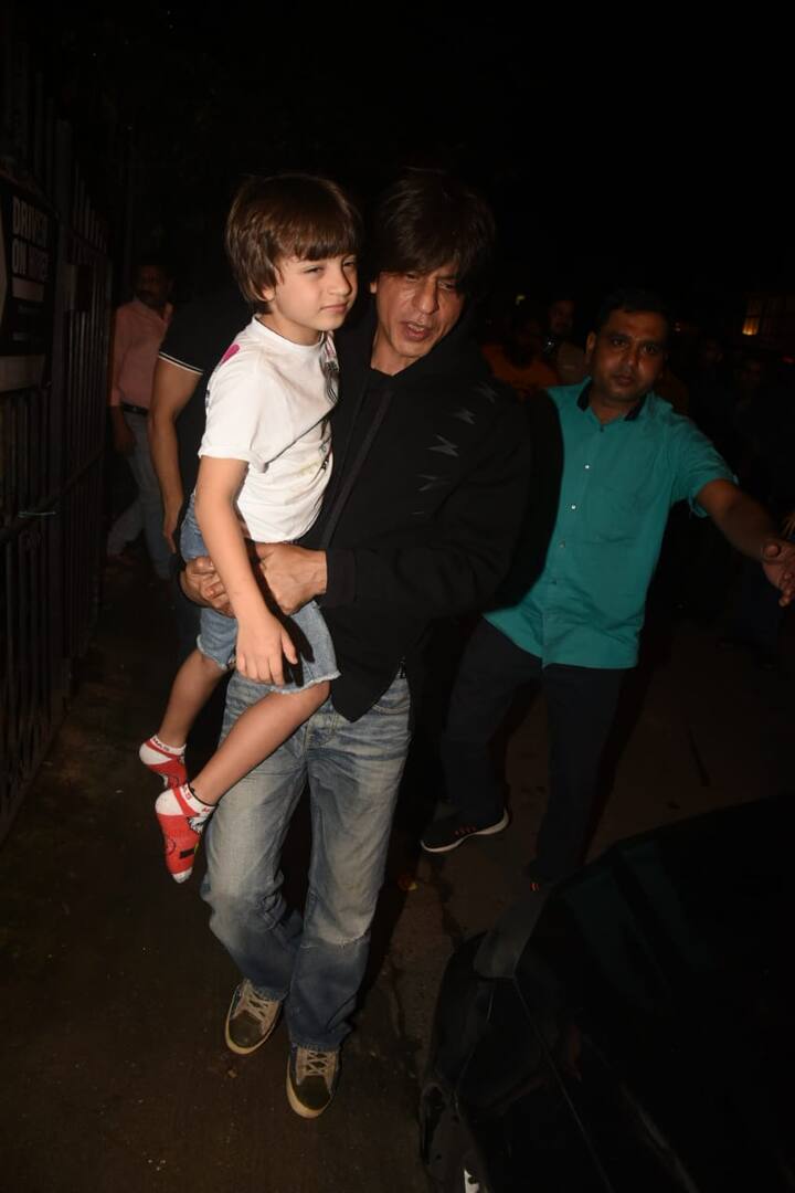 इस दौरान शाहरुख अपने छोटे बेटे अबराम को गोद में लिए दिखे.