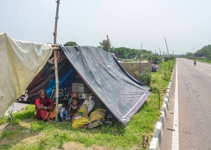 बिहार के मोतिहारी में लोगों के घर बाढ़ में बह गए हैं. लोग प्लास्टिक के तंबू में जिंदगी गुजारने पर मजबूर हो गए हैं.