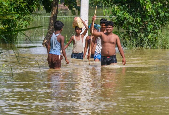 सुपौल में बाढ़ से हजारों लोग प्रभावित हैं. जिलाधिकारी का दावा है कि 26 हजार बाढ़ पीड़ितों का रेस्क्यू किया गया है. सरकारी शिविर में भोजन, दवा की व्यवस्था भी की गई है.