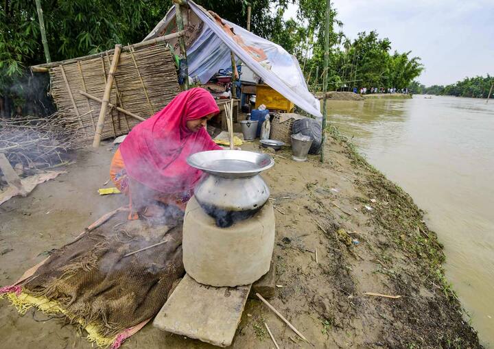 उत्तर प्रदेश में बाढ़ और बारिश के बाद हुए हादसों में 14 लोगों की मौत हो गई. मुख्यमंत्री योगी आदित्यनाथ ने संबंधित जिला मजिस्ट्रेटों को पीड़ितों के परिजन को तत्काल चार-चार लाख रुपए मुहैया कराने का आदेश दिया है.