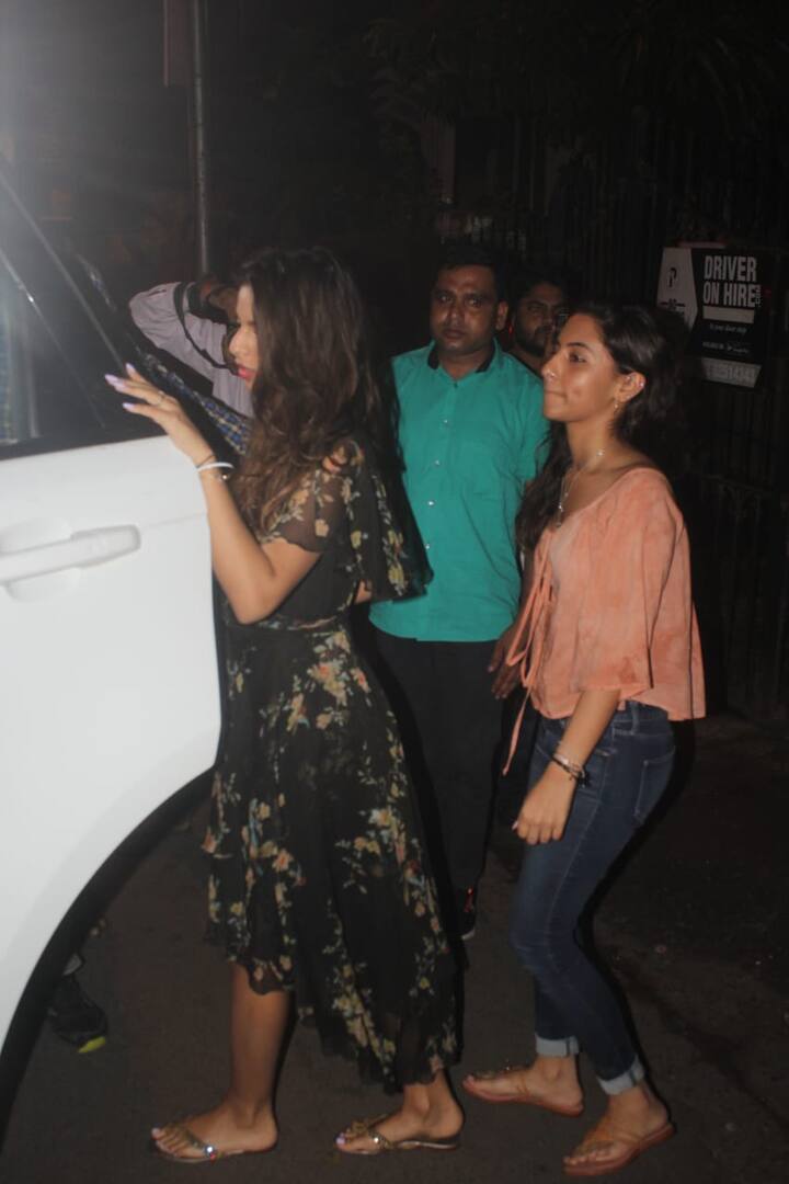वहीं सुहाना इस दौरान ब्लैक ड्रेस में नज़र आईं और उनके साथ उनकी दोस्त भी थीं.