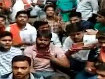 यूपी: सड़क पर \'नमाज\' का \'हनुमान चालीसा\' का पाठ कर किया विरोध