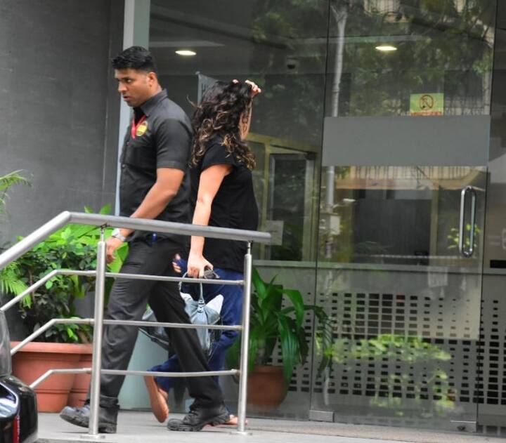 अर्जुन रामपाल भी प्रेग्नेंट गर्लफ्रेंड की देखभाल में कोई कमी नहीं छोड़ना चाहते . बुधवार को अर्जुन को उनकी गर्लफ्रेंड के साथ हॉस्पिटल के बाहर स्पॉट किया गया. (फोटो क्रेडिट- मानव मंगलानी)
