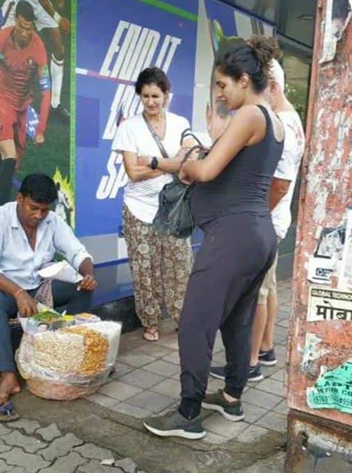 आप तस्वीरों में देख सकते हैं कि किस तरह गैब्रिएला स्ट्रीट से भेलपुरी खरीदते हुए मीडिया के कैमरों में कैद हो गईं हैं. (फोटो क्रेडिट- सोशल मीडिया)