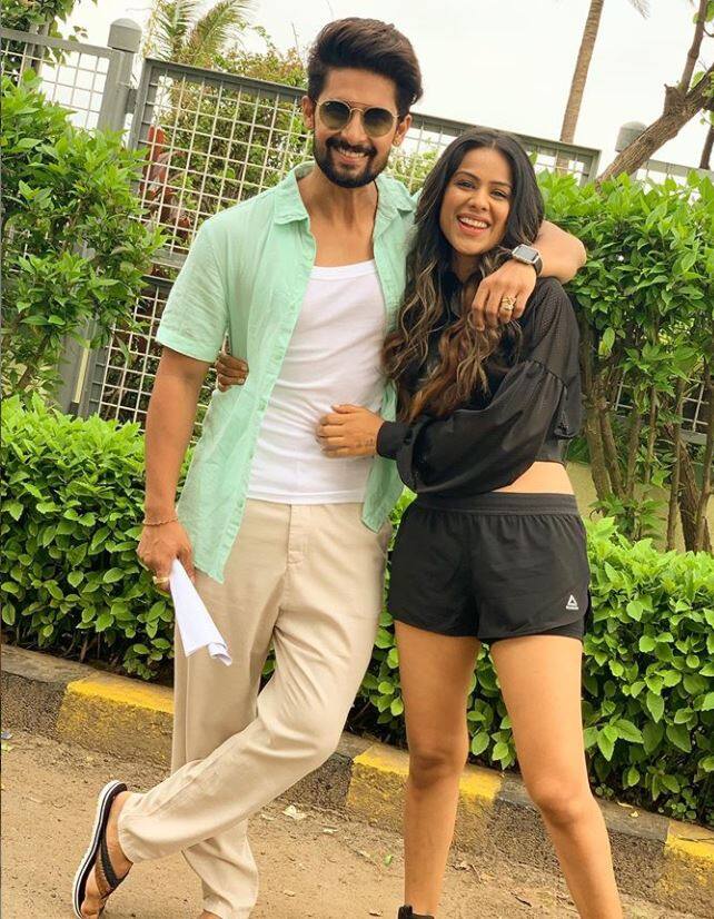 अभिनेता रवि दुबे और अभिनेत्री निया शर्मा ने मंगलवार से अपने हिट टेलीविजन शो 'जमाई राजा' के नए संस्करण के लिए शूटिंग शुरू कर दी है.