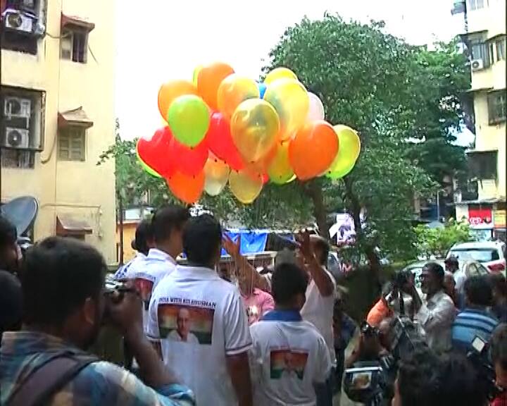 कुलभूषण जाधव के समर्थन में मुंबई में लोगों ने जमकर जश्न मनाया. बता दें कि कुलभूषण मुंबई के ही रहने वाले हैं.