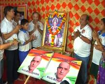 In Pics: कुलभूषण जाधव को लेकर देशभर में जश्न का माहौल, ICJ के बाहर भी लोगों ने की नारेबाजी