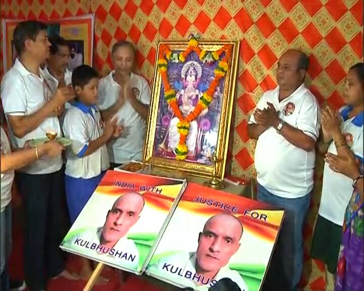 कुलभूषण जाधव मामले में इंटरनेशल कोर्ट ऑफ जस्टिस (आईसीजे) में पाकिस्तान की करारी हार और भारत की बड़ी जीत हुई है. आईसीजे ने कुलभूषण जाधव के पक्ष में फैसला देते हुए फांसी पर रोक लगा दी है. कोर्ट ने कहा कि पाकिस्तान कुलभूषण जाधव की फांसी की सजा पर पुनर्विचार करे. आईसीजे के शीर्ष न्यायाधीश ने जाधव मामले में भारत के आवेदन की स्वीकार्यता पर पाकिस्तान की आपत्तियों को खारिज किया. उन्होंने कहा कि भारत का आवेदन स्वीकार करने योग्य है. इसके बाद से कुलभूषण के समर्थन में देशभर में जश्न का माहौल है.