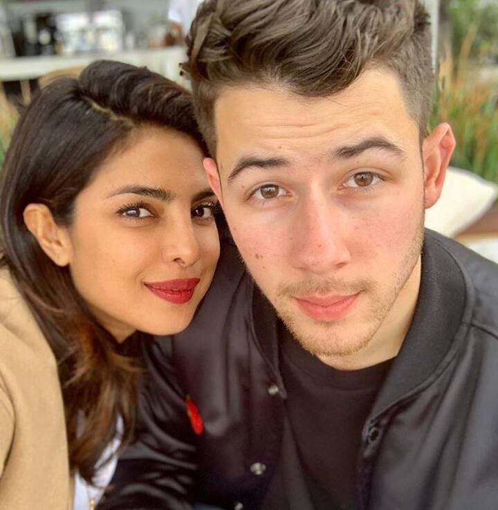  प्रियंका ने इंटरव्यू में बताया जब उन्हें सच में पहली बार महसूस हुआ था कि उन्हें निक से प्यार होने लगा है. उन्होंने कहा उस डेट पर निक ने जो कहा उसे वह कभी नहीं भूल नहीं पाएंगी, निक ने प्रियंका से कहा कि वह जिस तरह से दुनिया को देखती हैं वह निक को बहुत पसंद है.