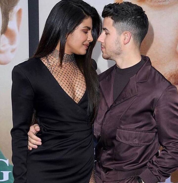 इस दौरान इनकी लव लाइफ को लेकर खबरें आती रहीं, हालांकि ये पब्लिकली कभी साथ नज़र नहीं आए. मई 2018 में Memorial Day Weekend पर निक जोनास के साथ प्रियंका चोपड़ा की बहुत ही कोज़ी तस्वीर सामने आई, जिसने इन दोनों के रिश्तों की धुंधली होती तस्वीर को लगभग साफ कर दिया. इस तस्वीर के बाद इनके अफेयर की खबरें कंफर्म हो गईं.