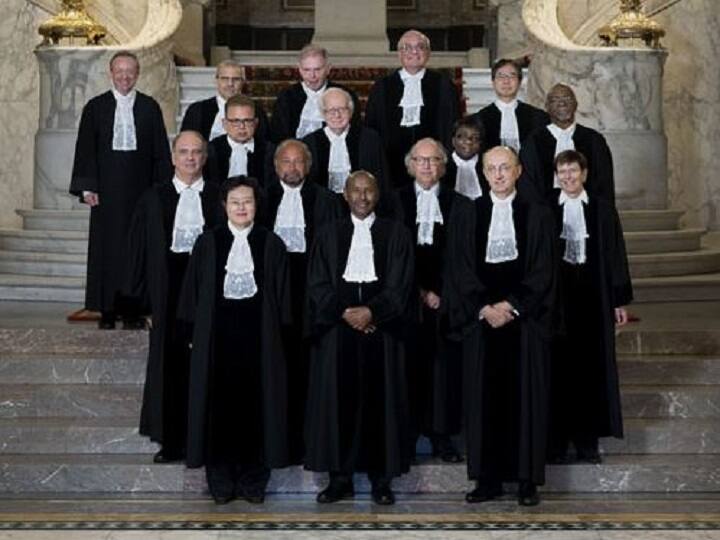 इंटरनेशनल कोर्ट ऑफ जस्टिस में 15-1 से भारत के पक्ष में फैसला आया. अदालत के अध्यक्ष जज अब्दुलकावी अहमद यूसुफ की अगुवाई वाली 16 सदस्यीय पीठ ने कुलभूषण सुधीर जाधव को दोषी ठहराये जाने और उन्हें सुनाई गयी सजा की ‘प्रभावी समीक्षा करने और उस पर पुनर्विचार करने’ का आदेश दिया. यहां जानें कि आईसीजे के कौन से वो 16 जज हैं जिन्होंने आज कुलभूषण जाधव की सजा को टालने के लिए अपना मत दिया.