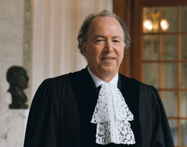 जज मोहम्मद बेनौना मोरक्को के हैं और 6 फरवरी 2006 से आईसीजे के सदस्य हैं. 6 फरवरी 2015 को इन्हें आईसीजे में दोबारा निर्वाचित किया गया था.